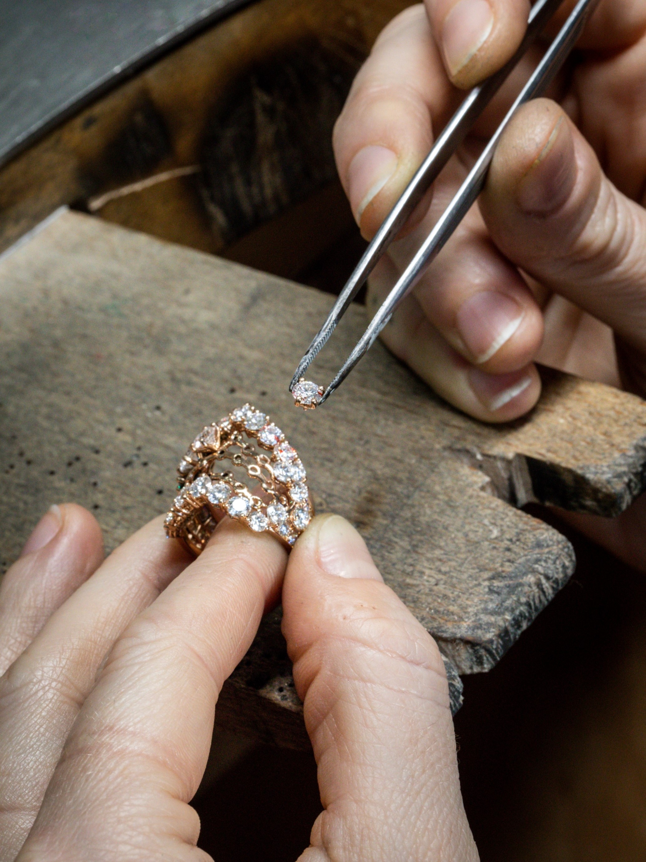 Assembling of the À Cheval ring. Van Cleef & Arpels.