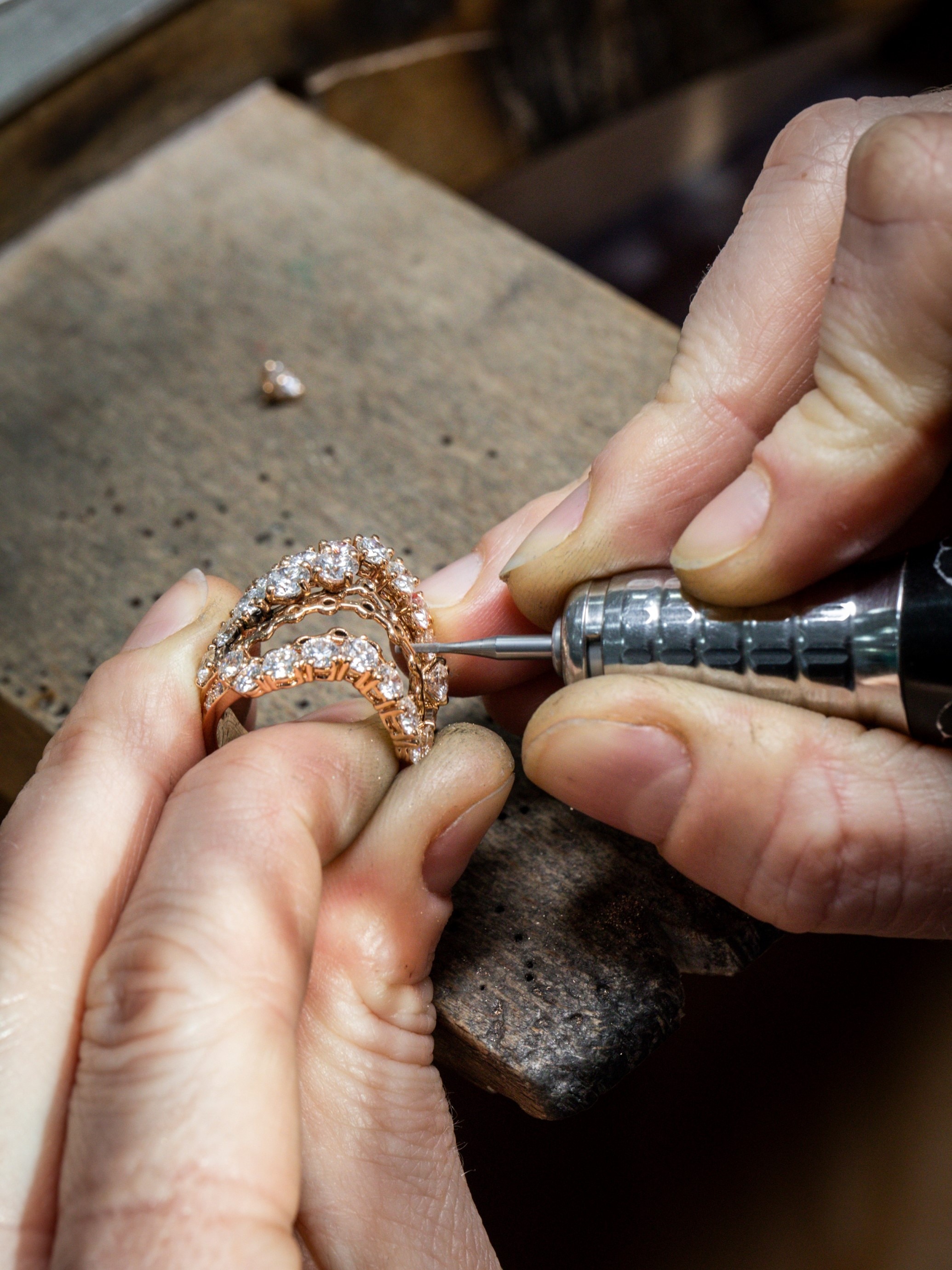 Adjusting of the À Cheval ring. Van Cleef & Arpels.