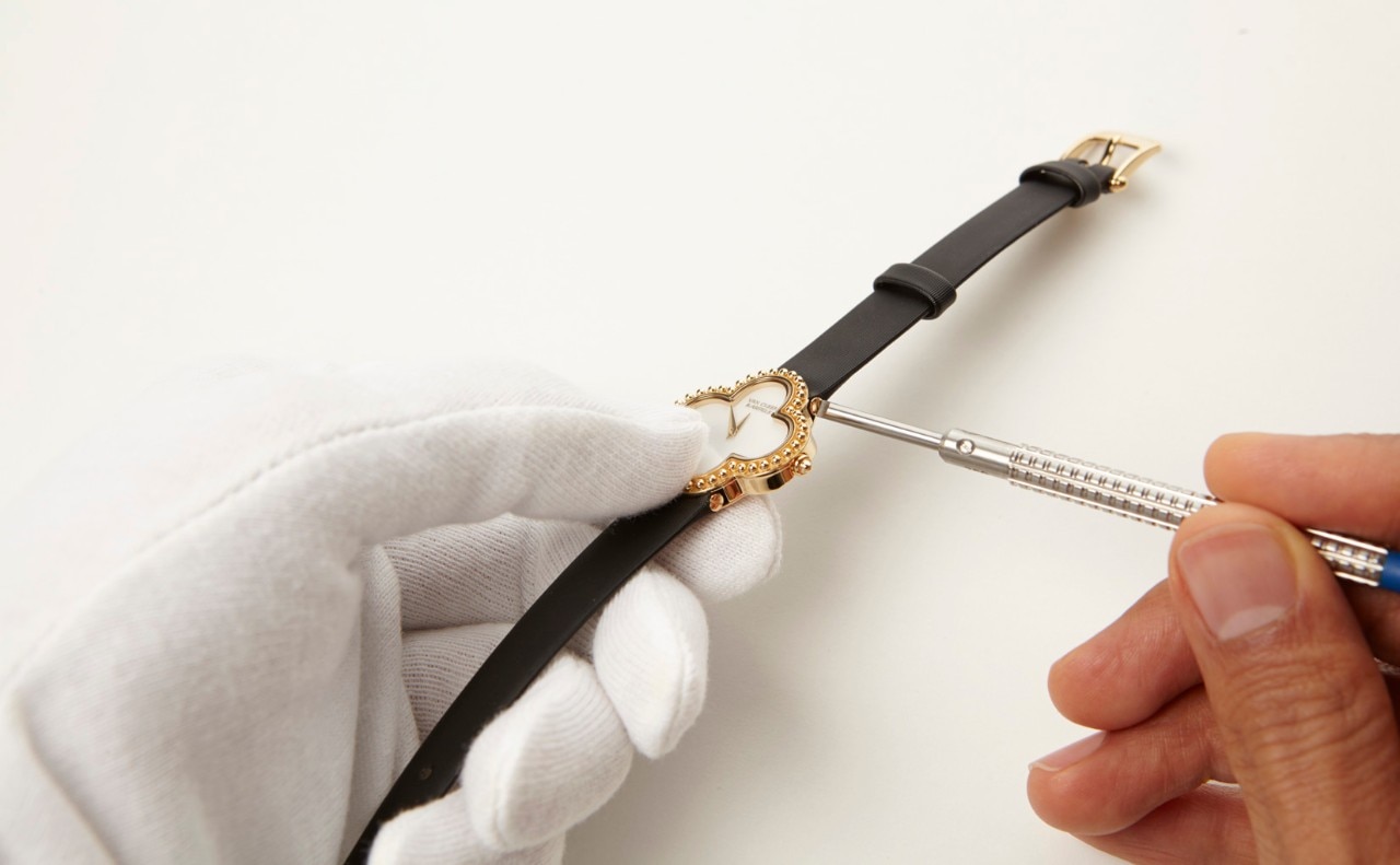 Strap adjustment service for your watch, Van Cleef & Arpels